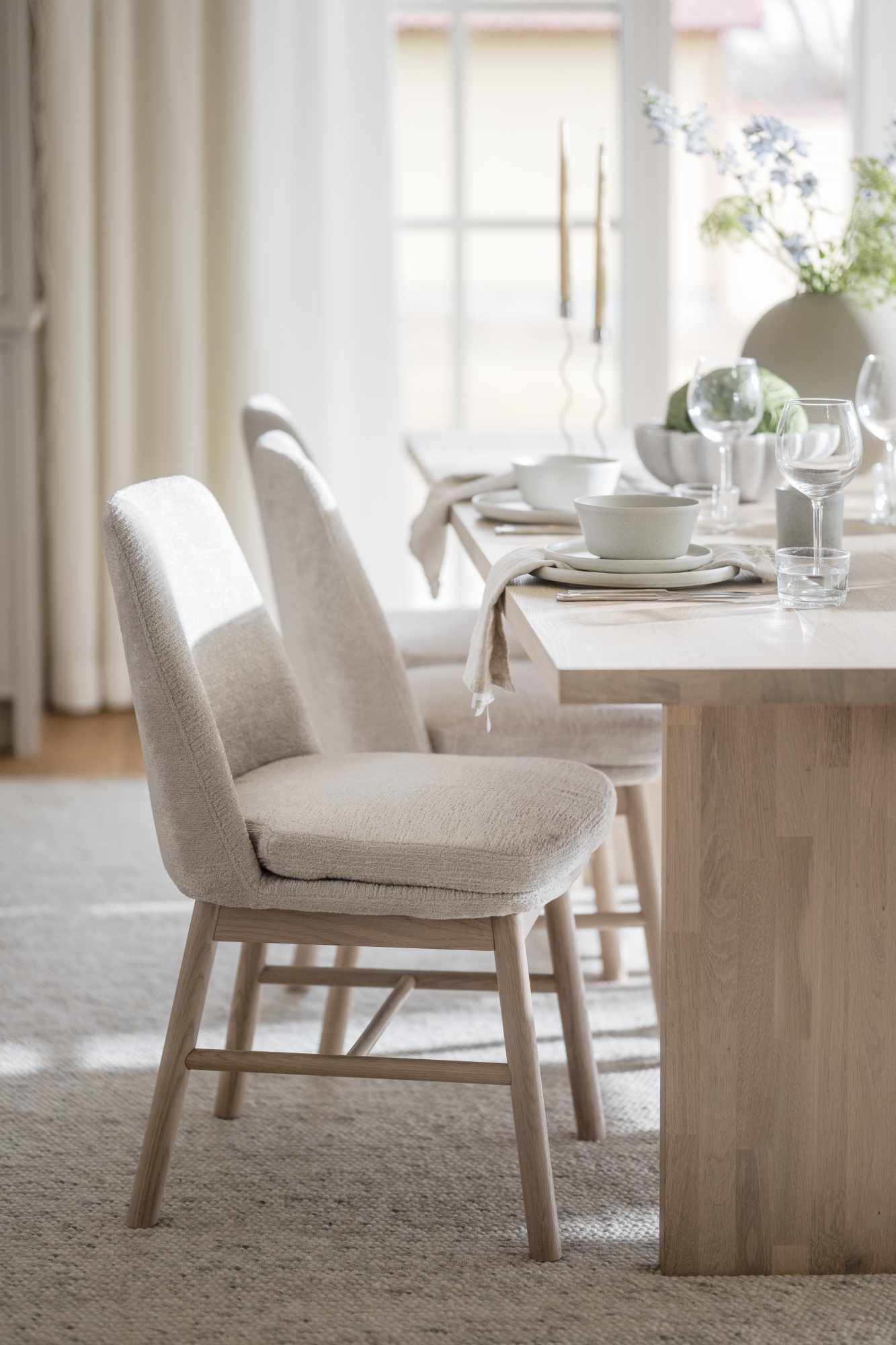 Komfortabel & schön – Esstisch Emmett Eiche Weiß pigmentiert, 240x95x75cm.