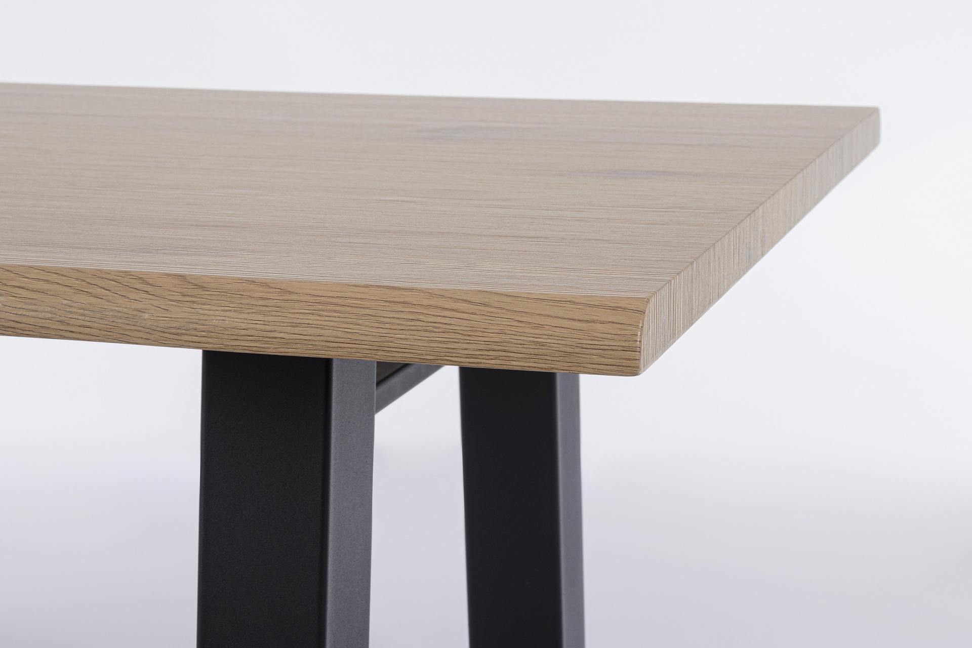 Der Esstisch Fred überzeugt mit seinem klassischem Design. Gefertigt wurde er aus MDF, welches eine Holz-Optik besitzt. Das Gestell des Tisches ist aus Metall und besitzt eine schwarze Farbe. Der Tisch hat eine Breite von 180 cm.