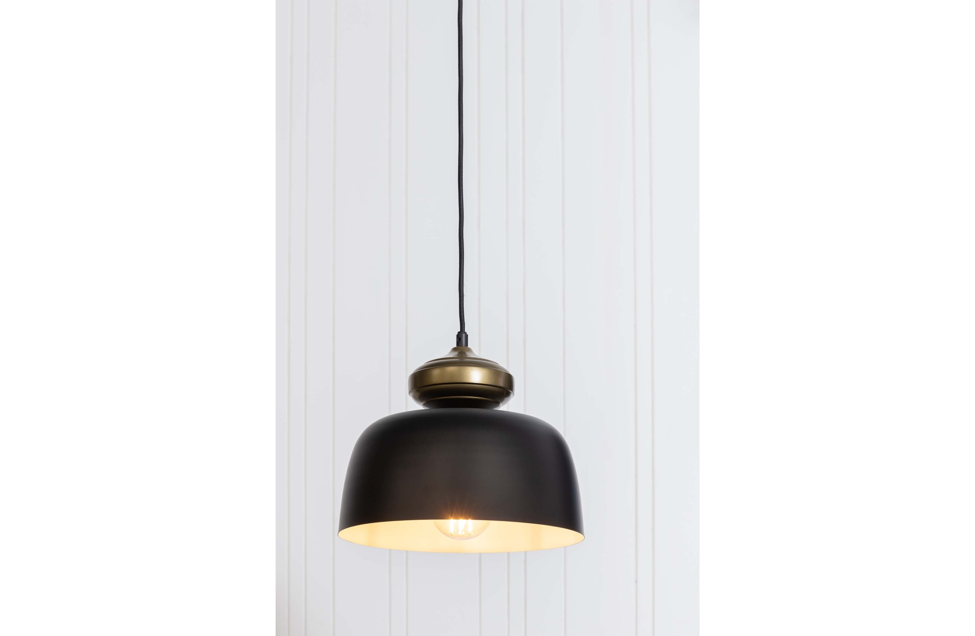 Die schlichte Hängelampe Linne überzuegt mit ihrem modernen Design. Gefertigt wurde die Lampe aus Metall, welches eine schwarze Farbe besitzt.