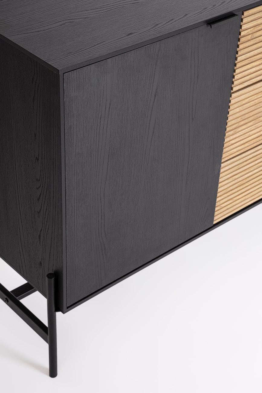 Das Sideboard Allycia überzeugt mit seinem modernen Design. Gefertigt wurde es aus Eschenholz, welches einen natürlichen Farbton besitzt. Das Gestell ist aus Metall und hat eine schwarze Farbe. Das Sideboard besitzt eine Breite von 124 cm.