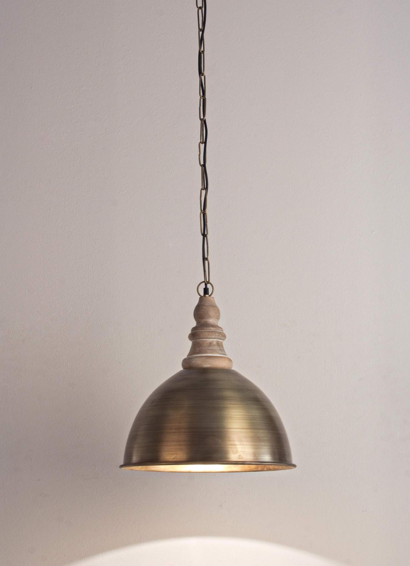 Die Hängeleuchte Zurine überzeugt mit ihrem klassischen Design. Gefertigt wurde sie aus Metall, welches einen goldene Farbton besitzt. Das Gestell ist auch aus Metall. Die Lampe besitzt eine Höhe von 45 cm.