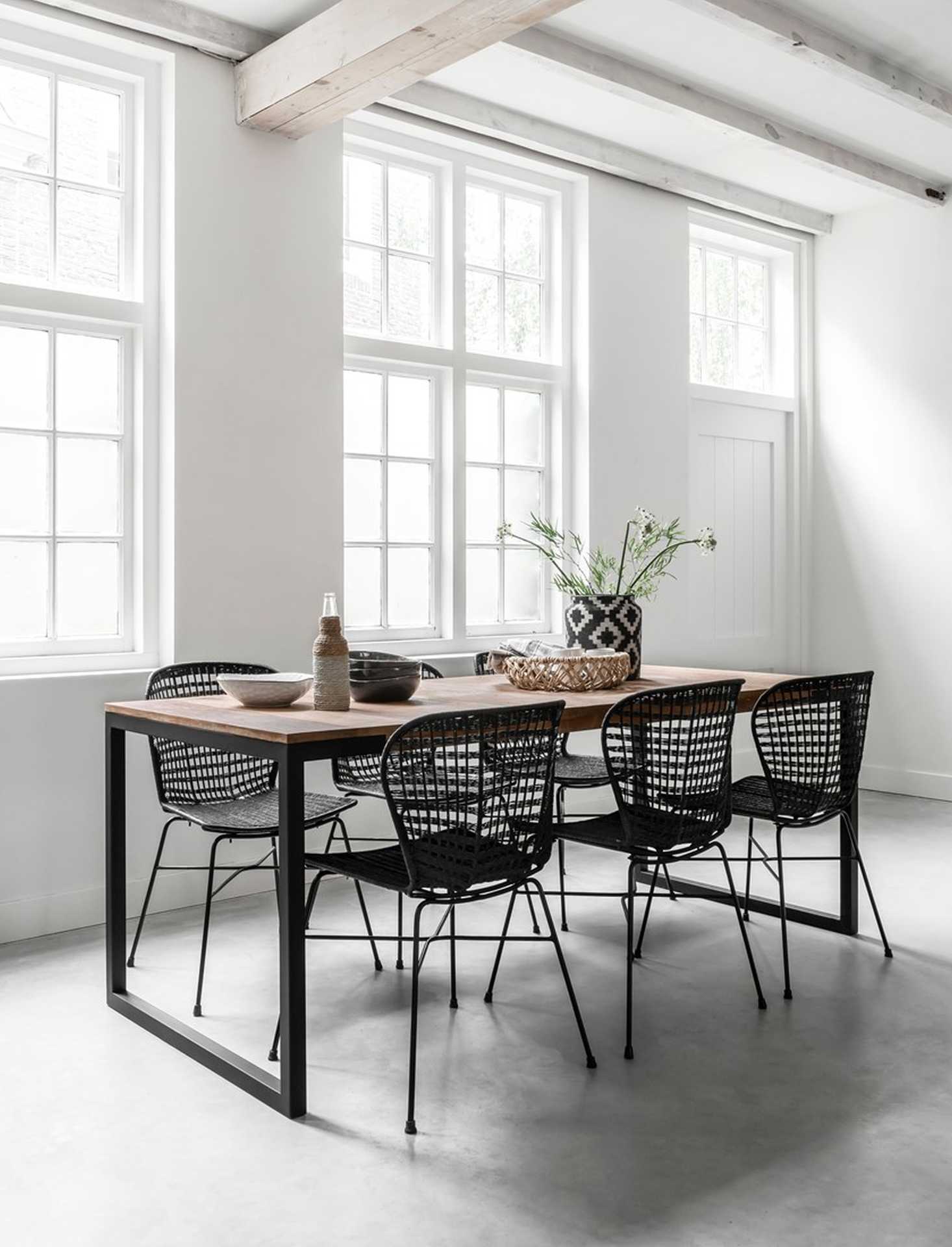 Der Esstisch Elemental überzeugt mit seinem modernem Design. Gefertigt wurde er aus Teakholz, welches einen natürlichen Farbton besitzt. Das Gestell ist aus Metall und ist Schwarz. Der Tisch besitzt eine Breite von 200 cm.