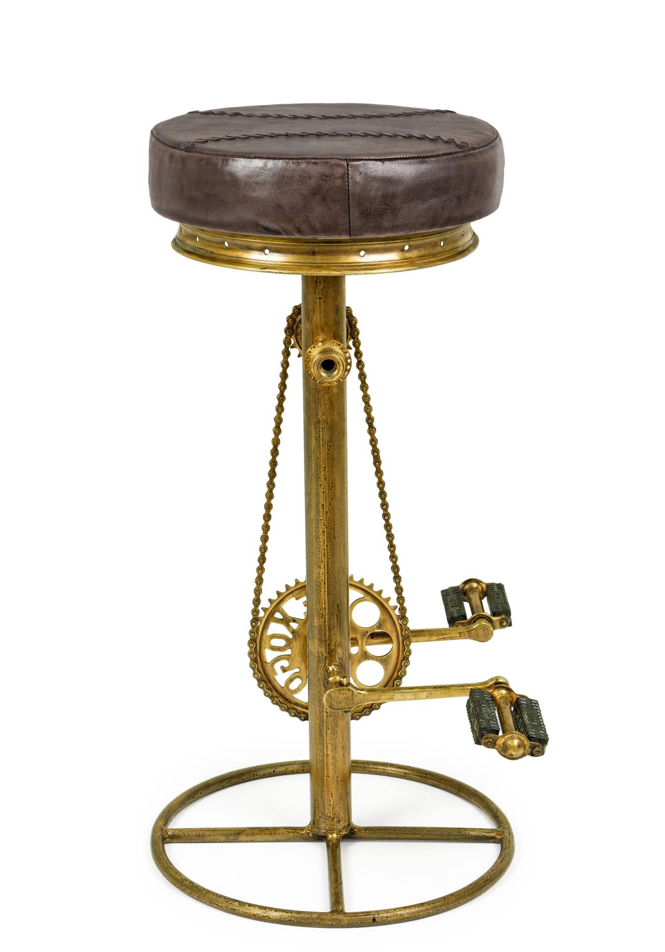 Der Barhocker Cycle überzeugt mit seinem industriellem Design. Gefertigt wurde er aus Leder, welches einen braunen Farbton besitzt. Das Gestell ist aus Metall und hat eine goldenen Farbe. Die Sitzhöhe des Hockers beträgt 80 cm.