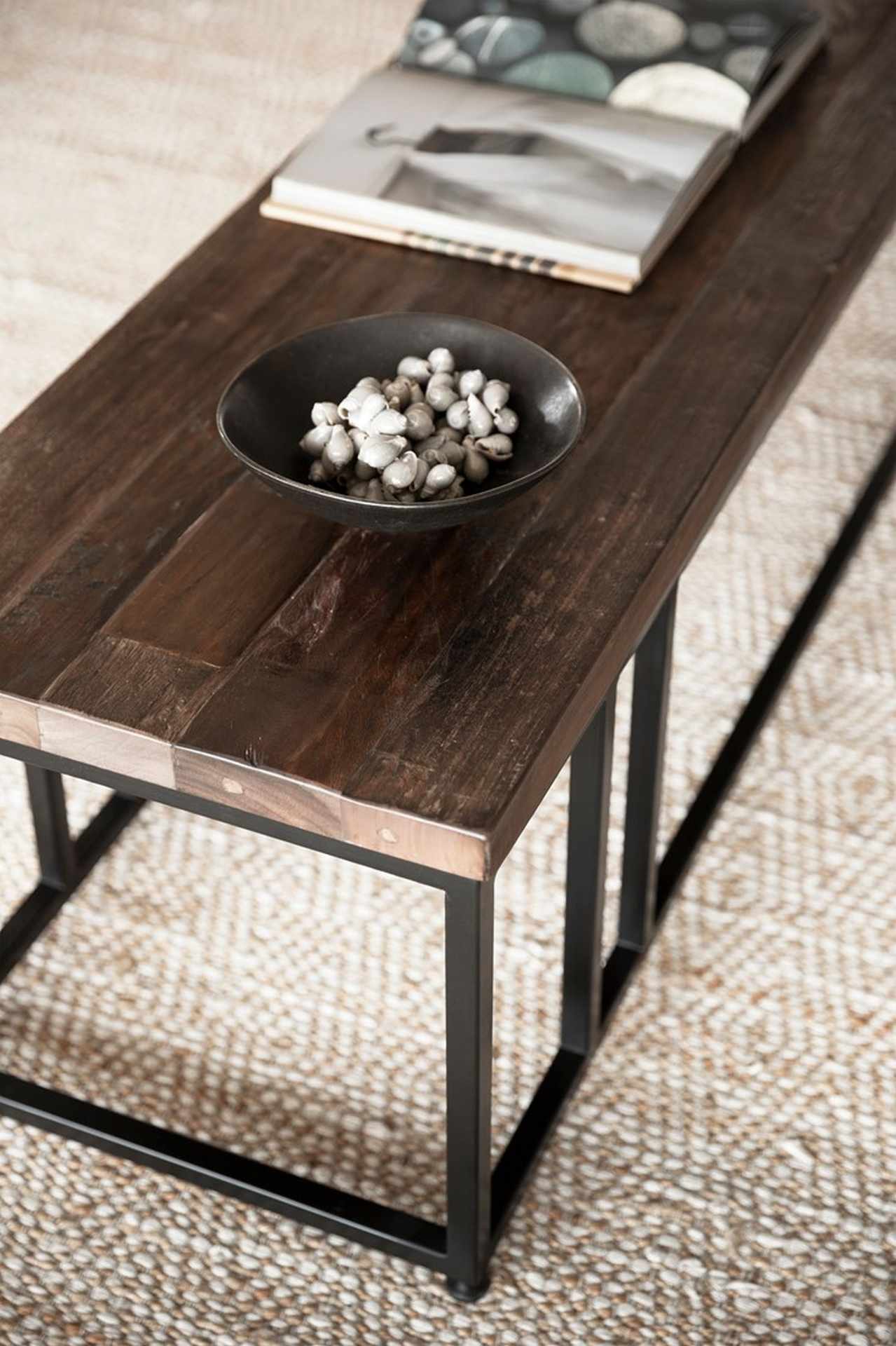 Der Couchtisch Timber wurde aus verschiedenen Holzarten gefertigt. Das Gestell ist aus Metall uns ist Schwarz.Der Tisch überzeugt mit seinem massivem aber auch modernen Design. Der Couchtisch verfügt über eine Länge von 140 cm.