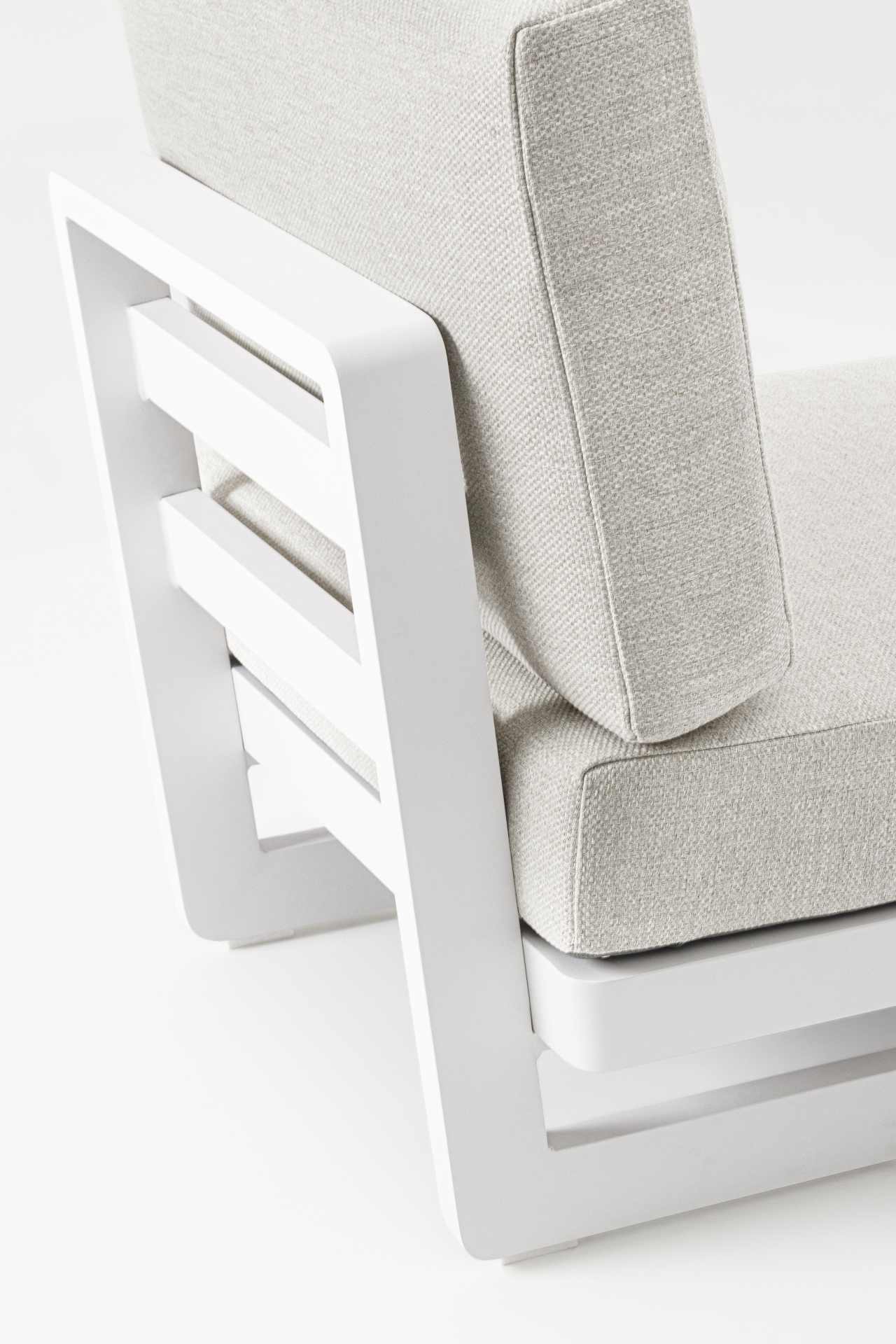 Der Gartensessel Infinity überzeugt mit seinem modernen Design. Gefertigt wurde es aus Olefin-Stoff, welcher einen grauen Farbton besitzt. Das Gestell ist aus Aluminium und hat eine weiße Farbe. Der Sessel verfügt über eine Sitzhöhe von 38 cm und ist für 