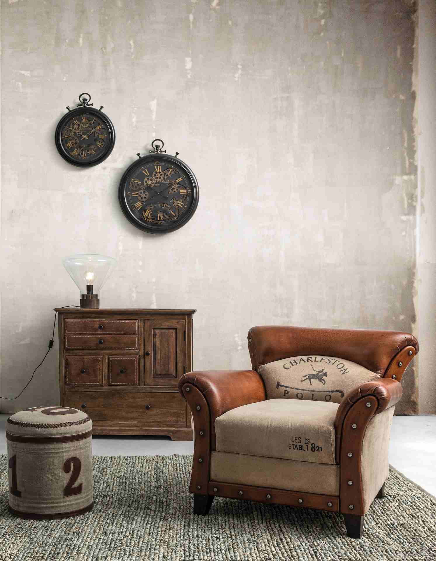 Der Sessel Charleston überzeugt mit seinem klassischen Design. Gefertigt wurde er aus Büffelleder, welches einen Cognac Farbton besitzt. Das Gestell ist aus Mangoholz und hat eine braune Farbe. Der Sessel besitzt eine Sitzhöhe von 46 cm. Die Breite beträg