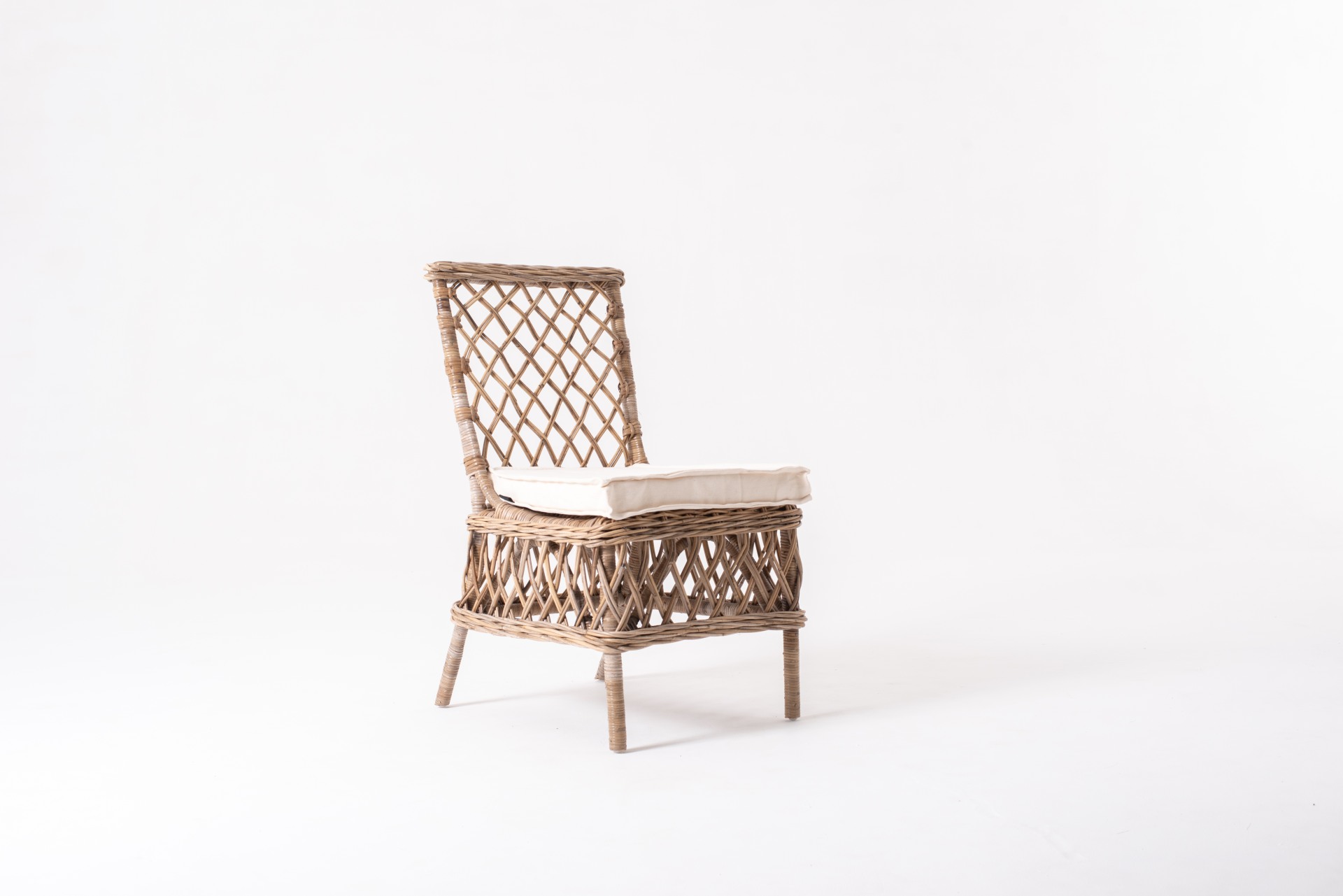 Der Stuhl Aristocrat überzeugt mit seinem Landhaus Stil. Gefertigt wurde er aus Kabu Rattan, welches einen braunen Farbton besitzt. Der Stuhl ist im 2er-Set erhältlich. Die Sitzhöhe beträgt beträgt 46 cm.