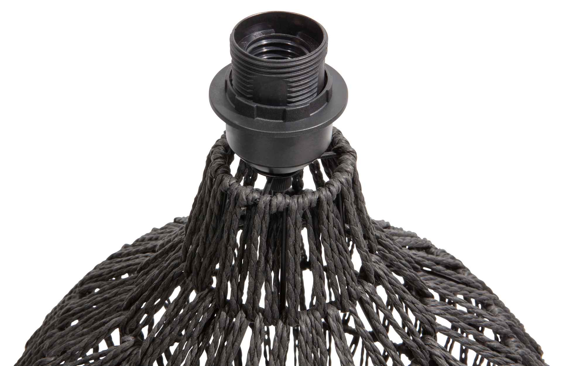 Die Tischlampe Macy hat ein schlichtes aber auch modernes Design. Gefertigt wurde die Lampe aus Rattan Imitat und besitzt eine schwarze Farbe.