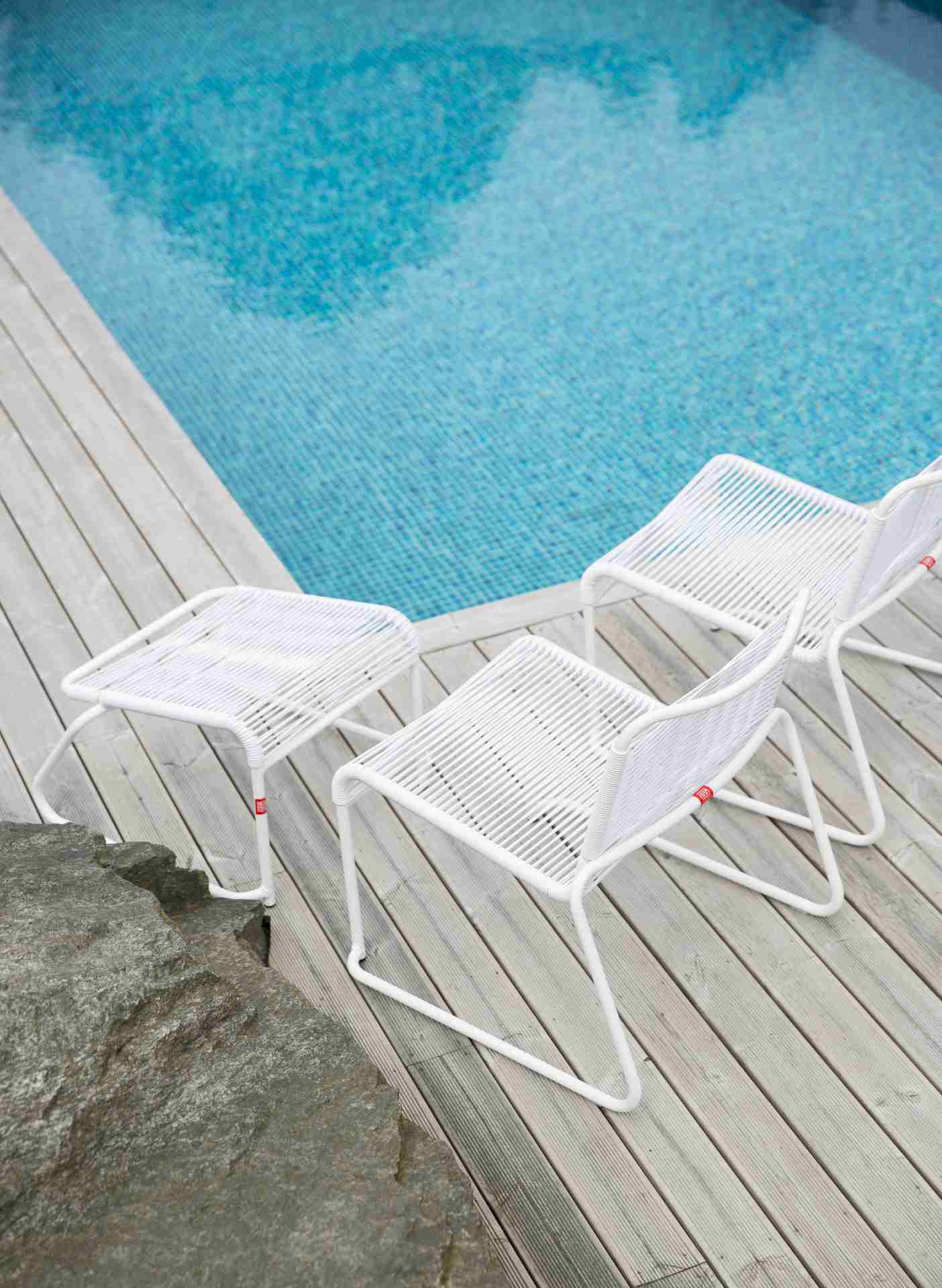 Der Gartensessel Lido wurde aus Aluminium gefertigt. Das moderne Design wurde von der Marke Jan Kurtz gefertigt. Die Farbe des Sessels ist Weiß.