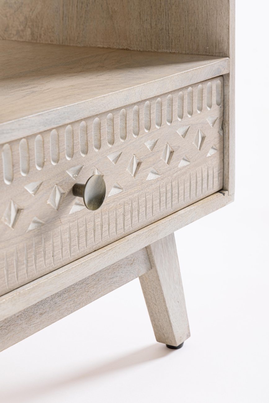 Der Nachttisch Sahana überzeugt mit seinem modernen Stil. Gefertigt wurde er aus Mangoholz, welches einen natürlichen Farbton besitzt. Das Gestell ist auch aus Mangoholz. Der Nachttisch verfügt über eine Schublade und ein Fach.