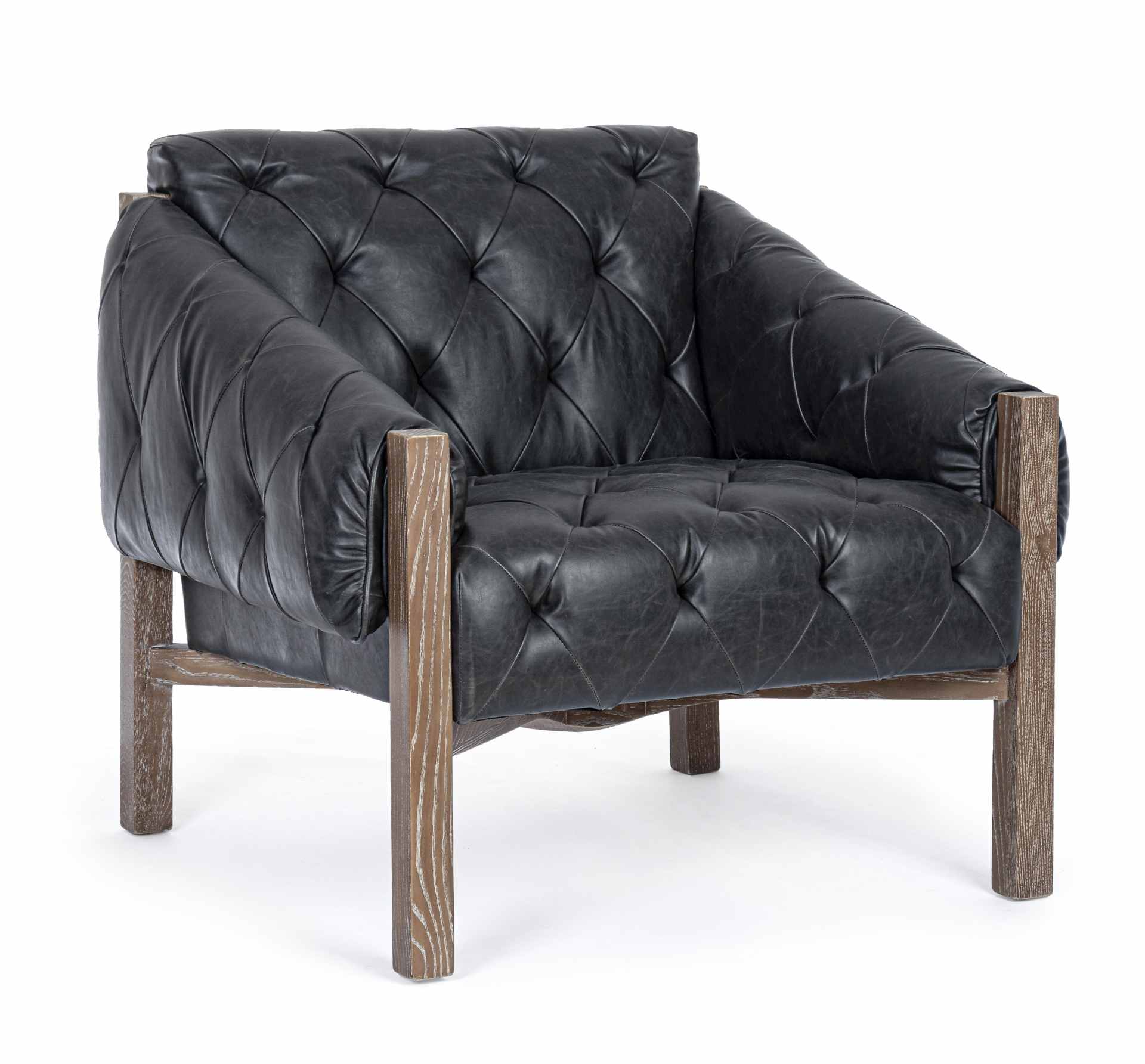 Der Sessel Harrison überzeugt mit seinem klassischen Design. Gefertigt wurde er aus Kunstleder, welches einen schwarzen Farbton besitzt. Das Gestell ist aus Eschenholz und hat eine natürliche Farbe. Der Sessel besitzt eine Sitzhöhe von 45 cm. Die Breite b