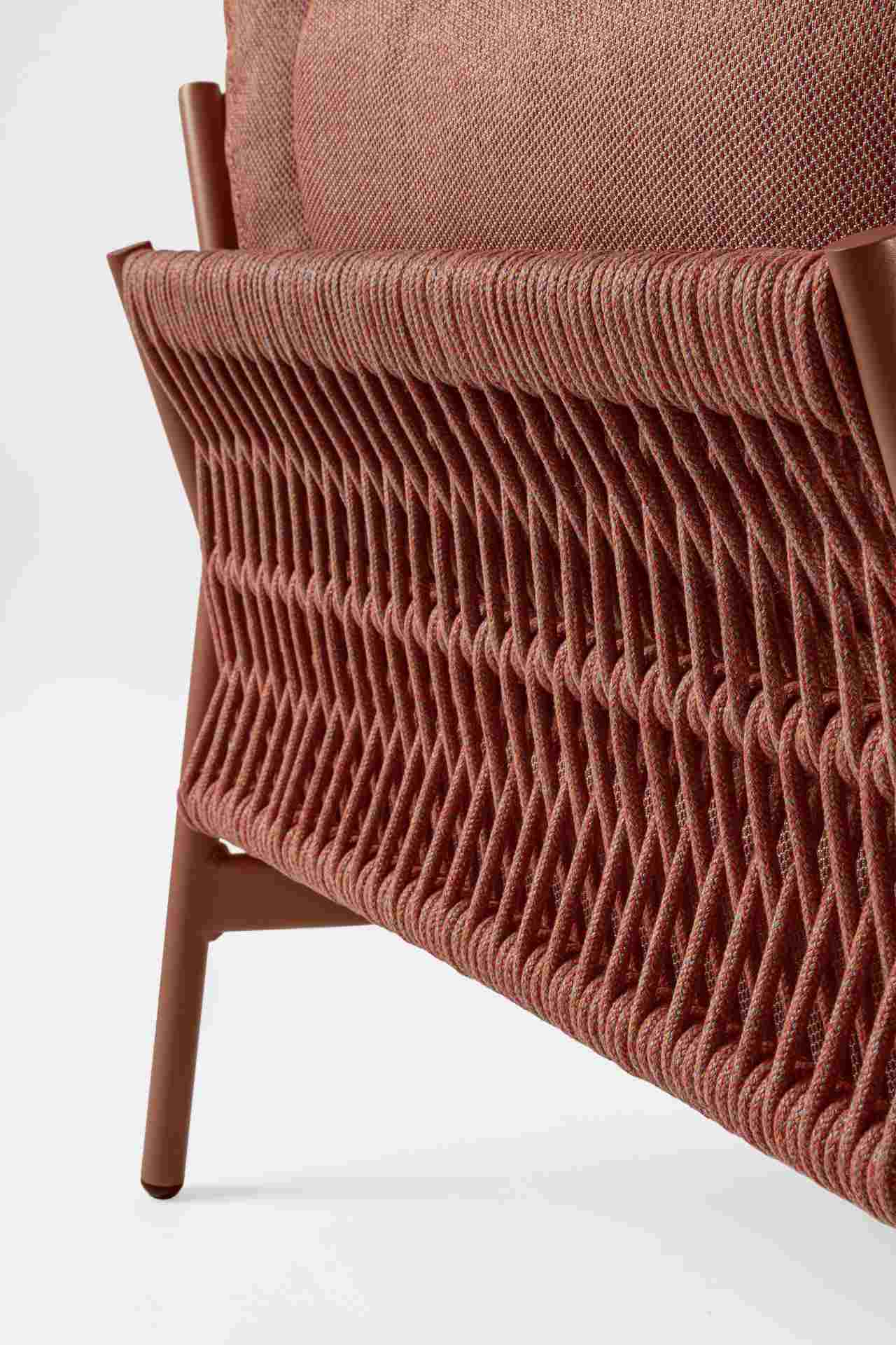 Das Gartensofa Pardis überzeugt mit seinem modernen Design. Gefertigt wurde es aus Olefin-Stoff, welcher einen roten Farbton besitzt. Das Gestell ist aus Aluminium und hat eine rote Farbe. Das Sofa verfügt über eine Sitzhöhe von 38 cm und ist für den Outd