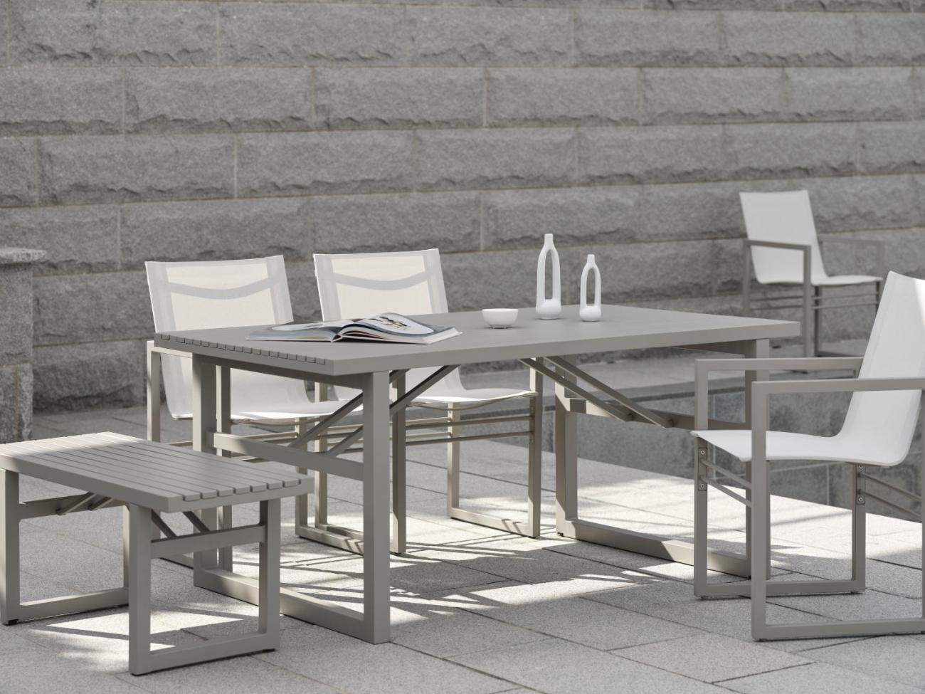Der Gartenesstisch Vevi überzeugt mit seinem modernen Design. Gefertigt wurde die Tischplatte aus Metall, welche einen Kaki Farbton besitzt. Das Gestell ist auch aus Metall und hat eine Kaki Farbe. Der Tisch besitzt eine Länge von 160 cm.