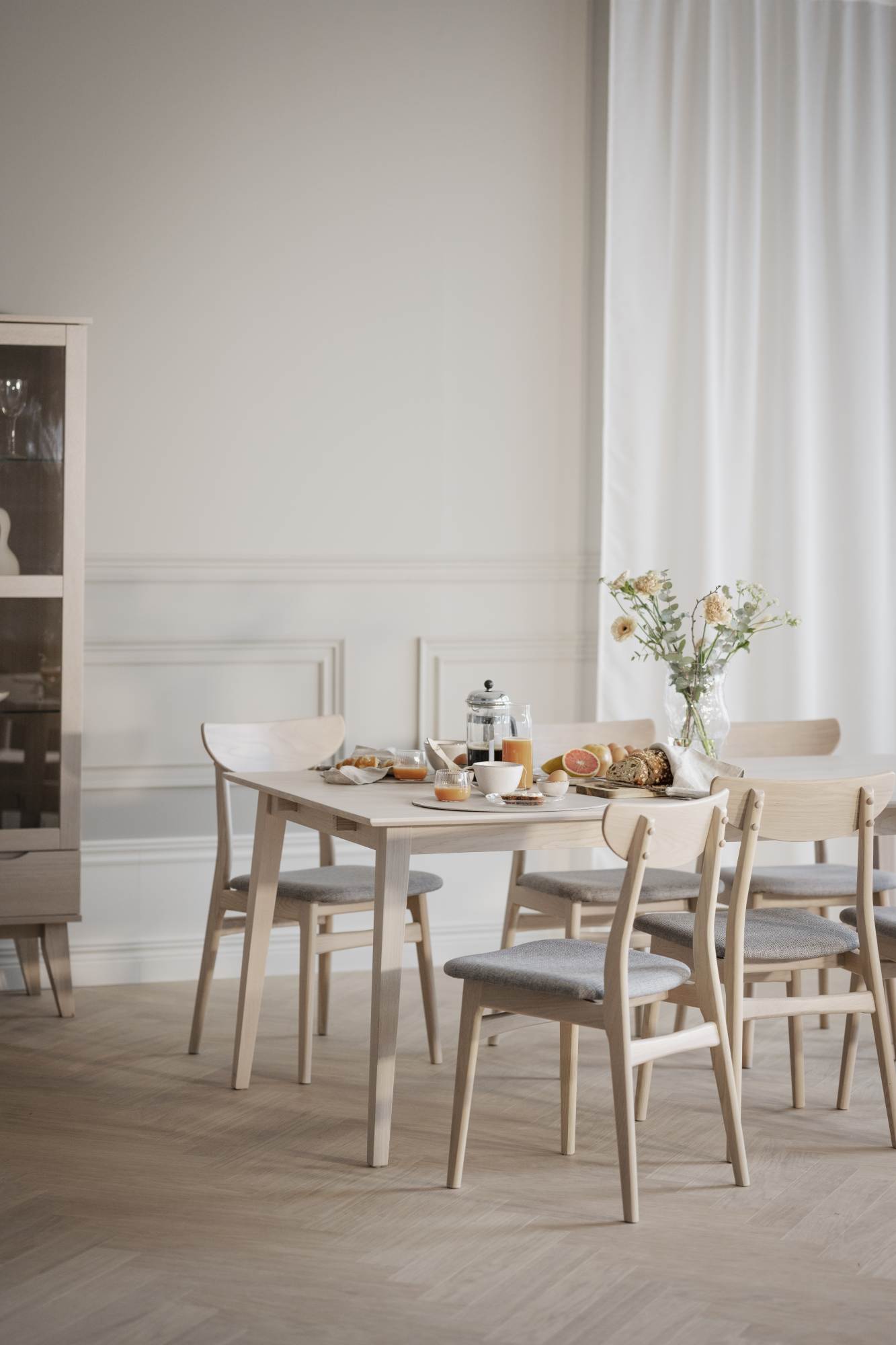 Machen Sie Ihr Zuhause komplett mit Esstisch Filippa Rechteckig 180x90cm, Eiche Weiß pigmentiert.