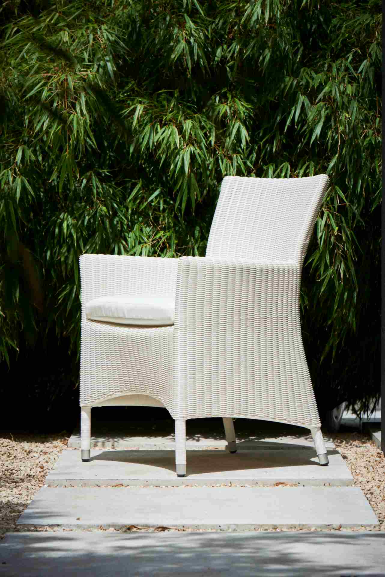 Der klassische Gartensessel Poesie wurde speziell für denn Outdoor-Bereich gefertigt. Hergestellt wurde dieser von der Marke Jan Kurtz. Die Farbe des Sessels ist Weiß.