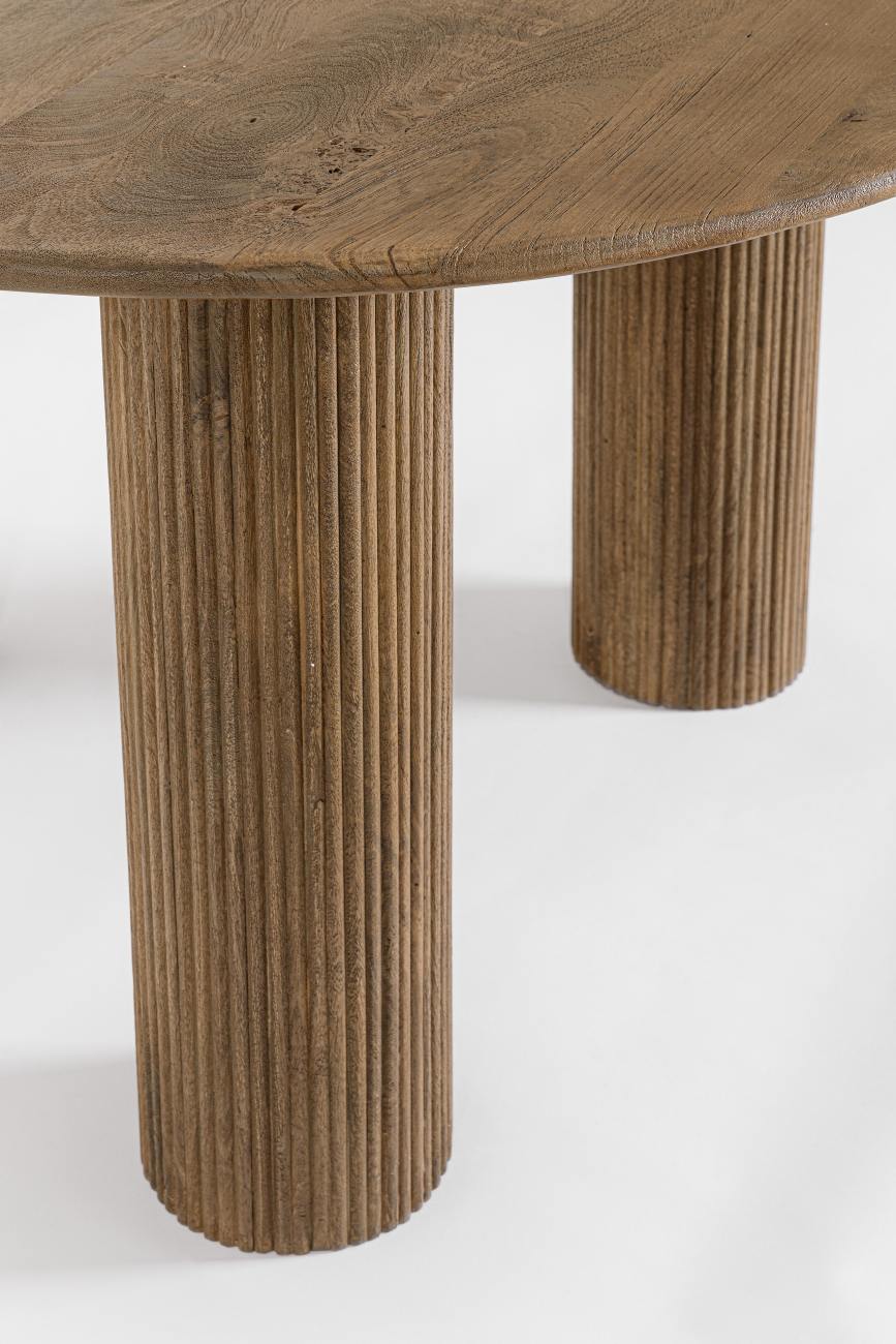 Der Esstisch Dacca überzeugt mit seinem modernen Stil. Gefertigt wurde er aus Mangoholz, welches einen braunen Farbton besitzt. Das Gestell ist auch aus Mangoholz und hat eine braunen Farbe. Der Tisch besitzt einen Durchmesser von 120 cm