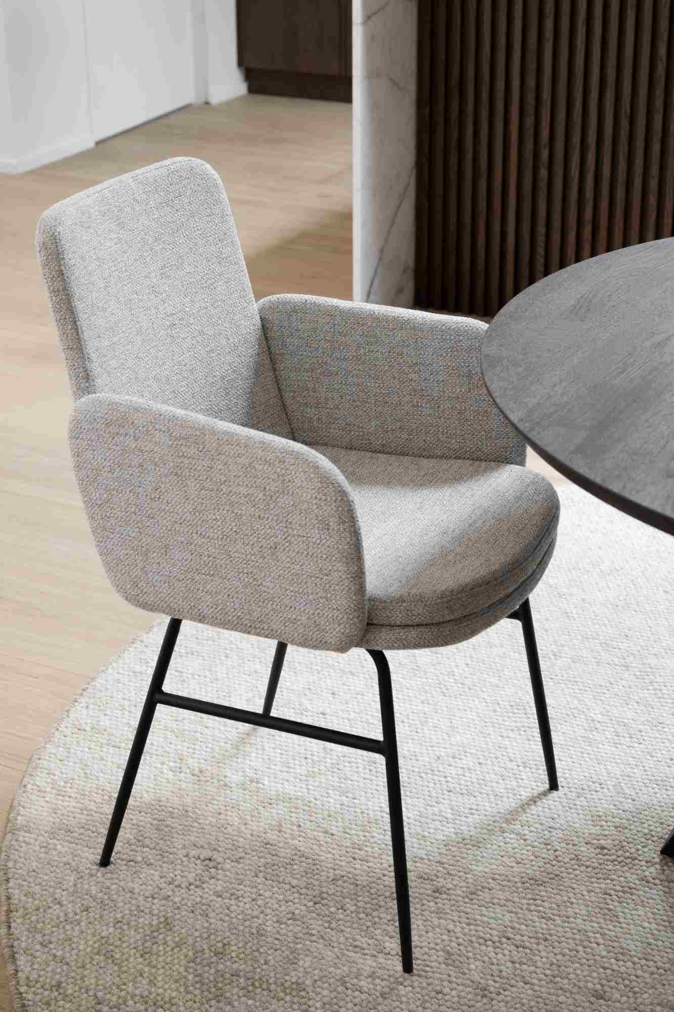 Stuhl Conklin 2er Set mit Armlehne, Hellbeige – überzeugt mit zeitlosem Stil.