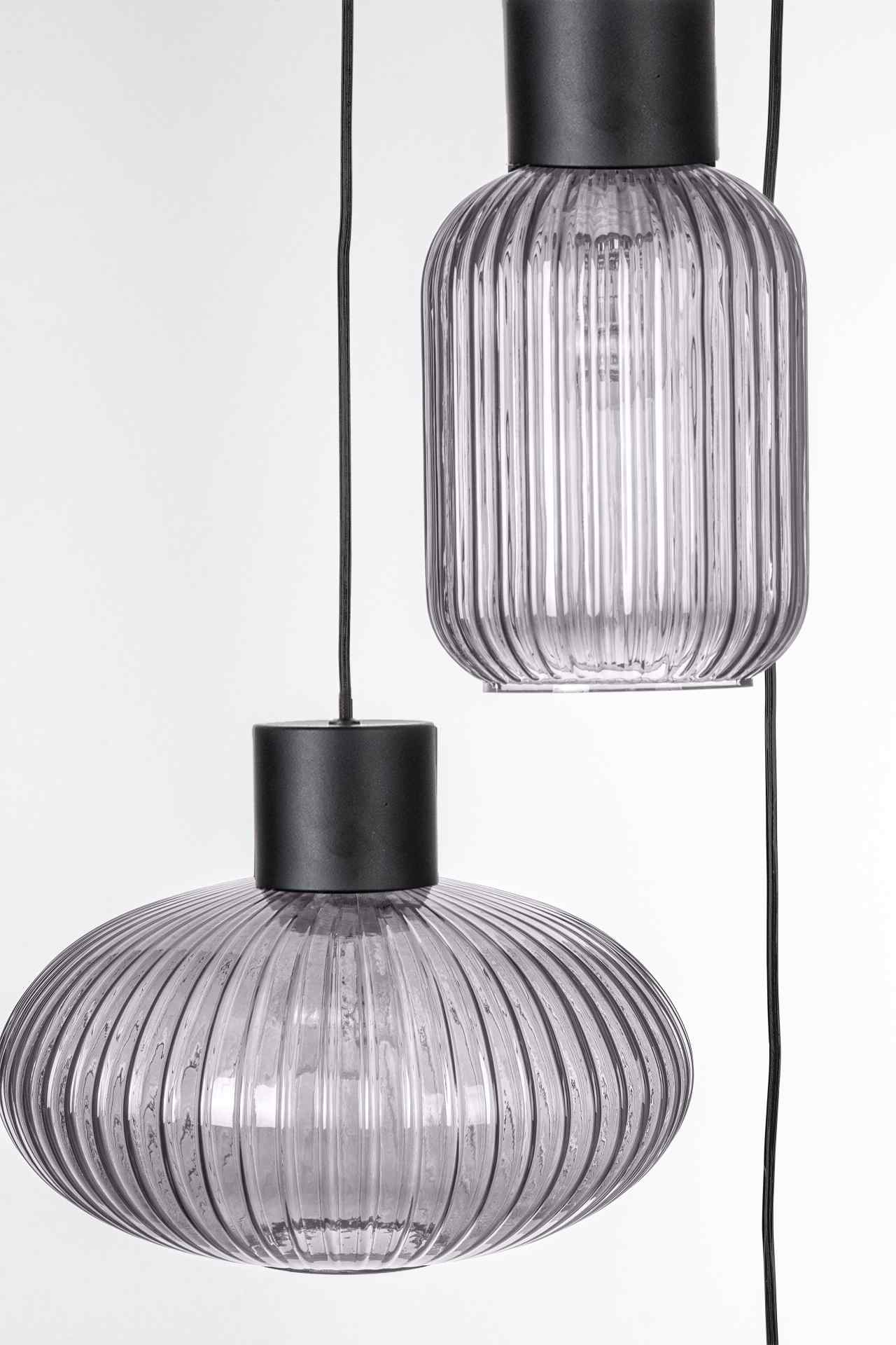 Die Hängeleuchte Showy überzeugt mit ihrem modernen Design. Gefertigt wurde sie aus Metall, welches einen schwarzen Farbton besitzt. Die Lampenschirme sind aus Glas und sind abgedunkelt. Die Lampe besitzt eine Höhe von 150 cm.