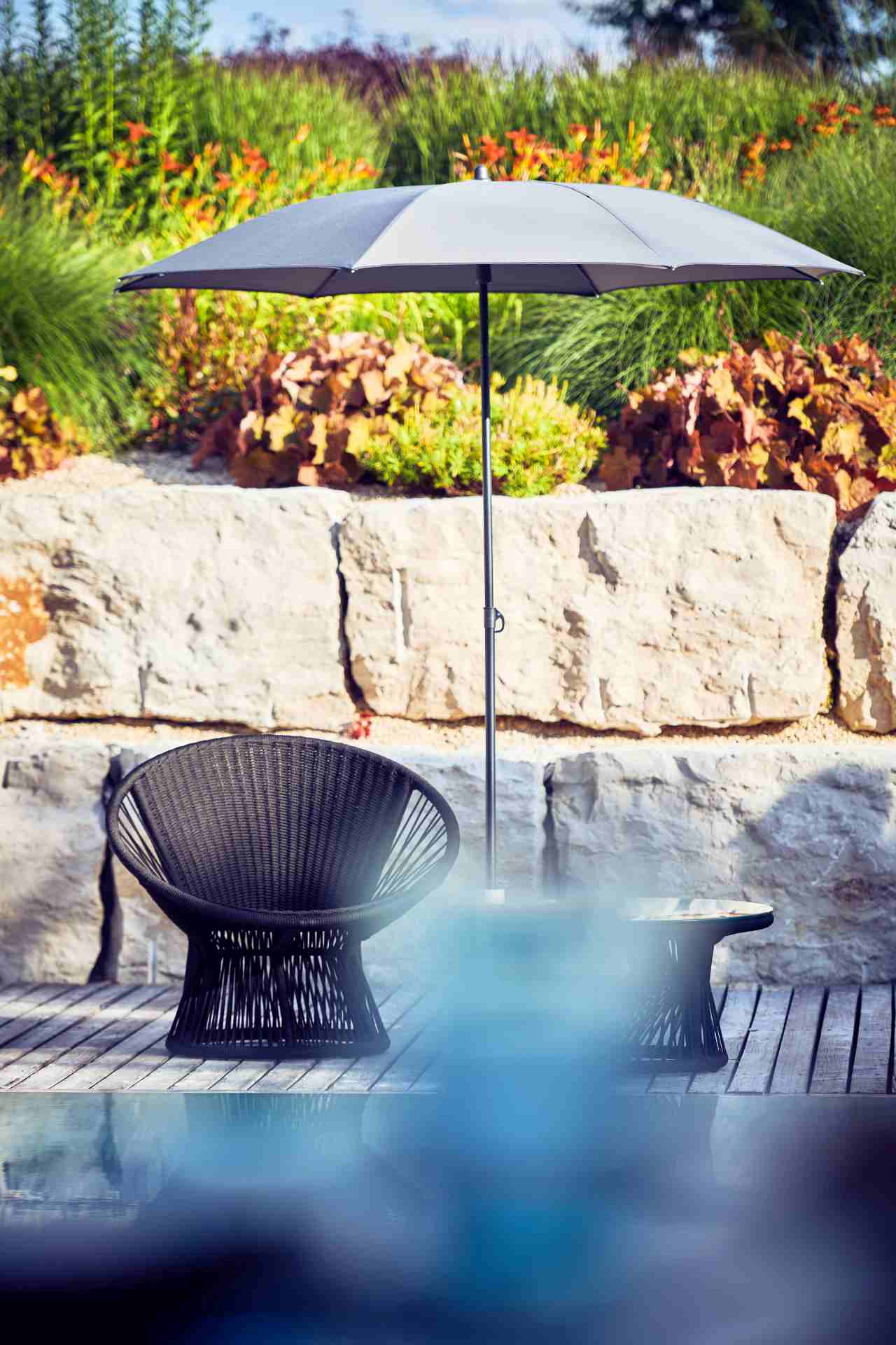 Der stilvolle Gartensessel Ray wurde von der Marke Jan Kurtz hergestellt und designet. Der Sessel ist Outdoor geeignet und ist in einem schwarzen Farbton.