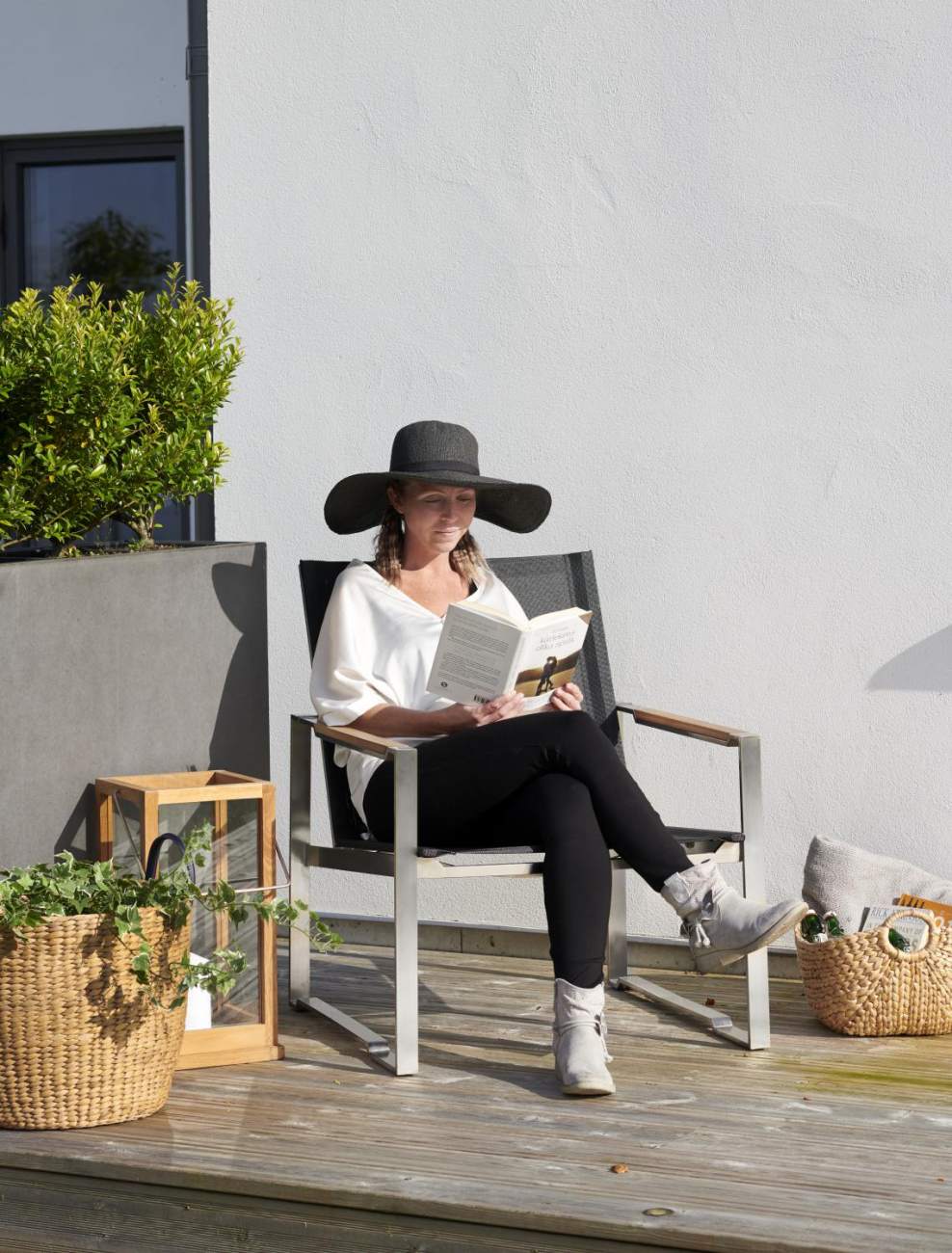 Der Gartensessel Gotland überzeugt mit seinem modernen Design. Gefertigt wurde er aus Textilene, welches einen schwarzen Farbton besitzt. Das Gestell ist aus Metall und hat eine silberne Farbe. Die Sitzhöhe des Sessels beträgt 40 cm.