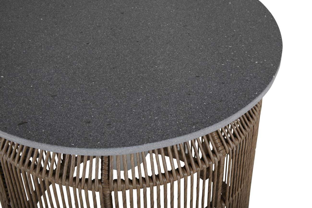 Der Gartenbeistelltisch Pamir überzeugt mit seinem modernen Design. Gefertigt wurde die Tischplatte aus Granit und hat einen graue Farbton. Das Gestell ist auch aus Rattan und hat eine braune Farbe. Der Tisch besitzt einen Durchmesser von 50 cm.
