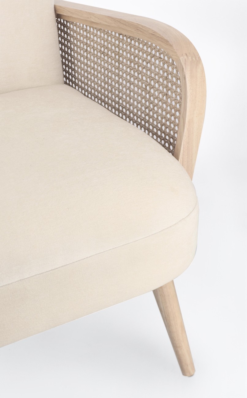 Der Sessel Dalida überzeugt mit seinem modernen Stil. Gefertigt wurde er aus einem Stoff-Bezug, welcher einen Creme Farbton besitzt. Das Gestell ist aus Kautschukholz und hat eine natürliche Farbe. Der Sessel verfügt über eine Armlehne.