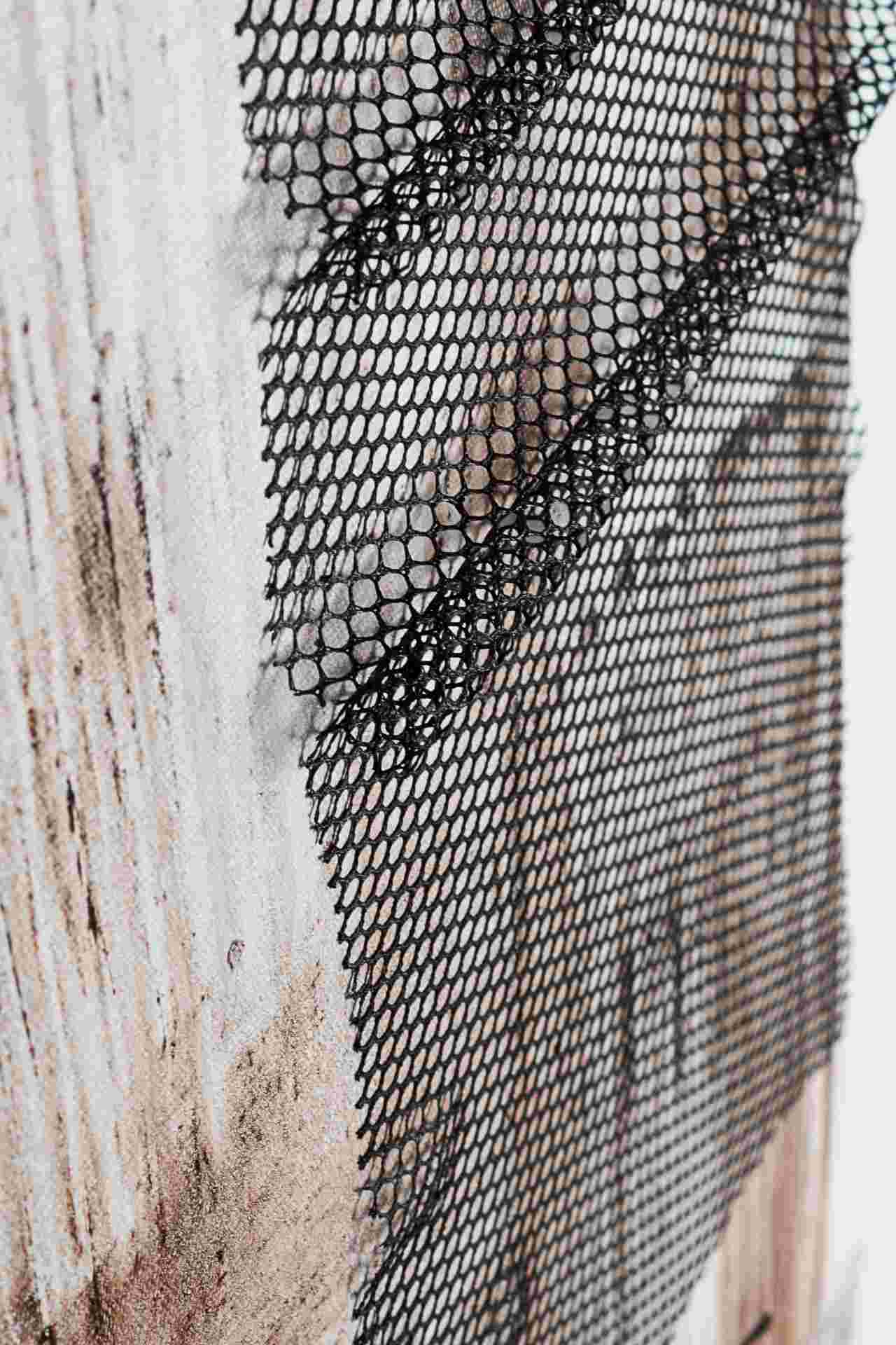 Das Ölbild Wire No.1 überzeugt mit ihrem klassischen Design. Das Bild verfügt über einen Druck auf Leinwand. Das Gestell ist aus Tannenholz und der Rahmen aus Kunststoff. Die Maße sind 82x122 cm.