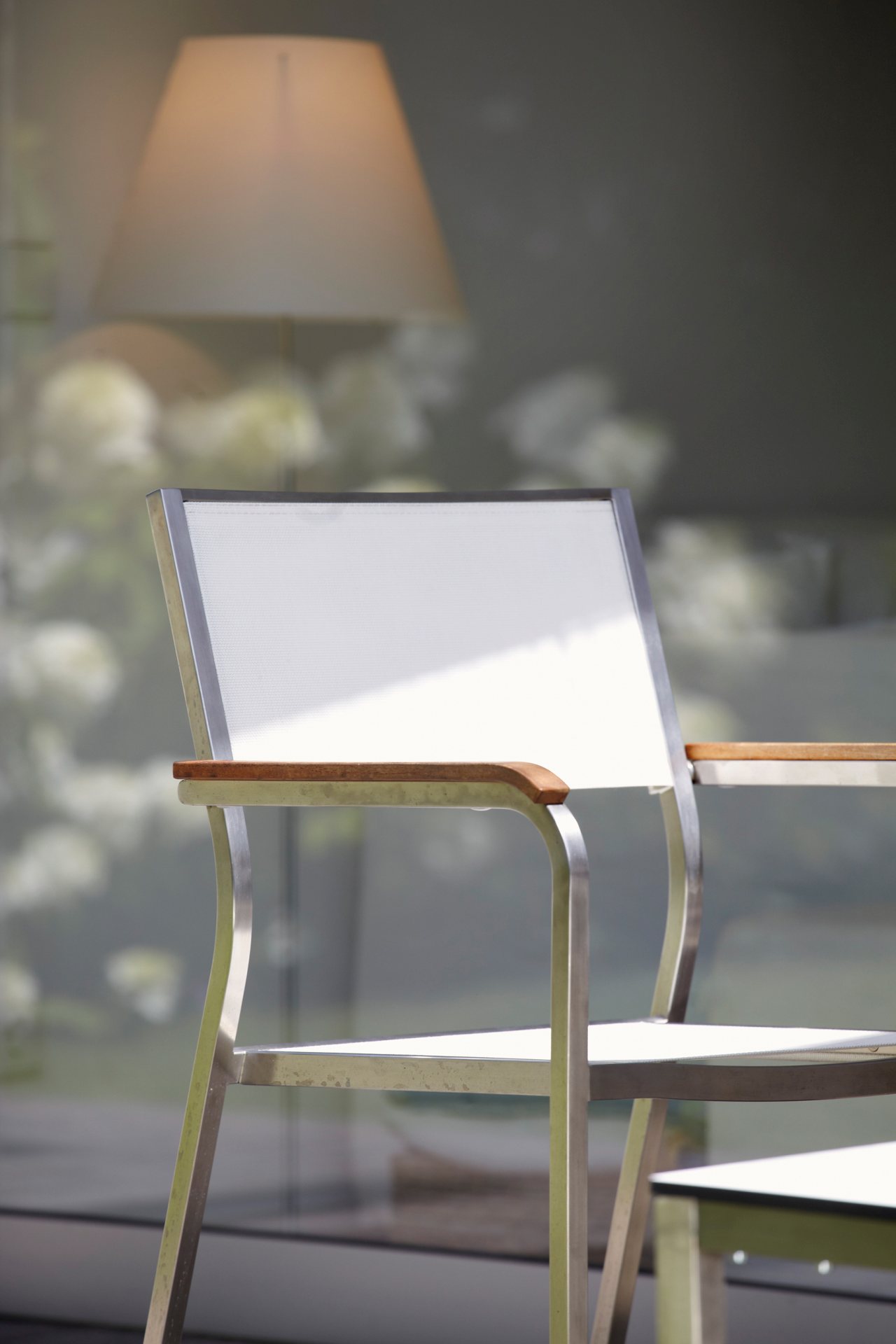 Der Stilvolle und moderne Gartensessel Lux wurde von der Marke Jan Kurtz hergestellt. Die Materialien des Sessels sind Edelstahl und Kunststoff, somit ist der Sessel auch für den Garten-Bereich geeigent. Die Farbe ist Weiß.