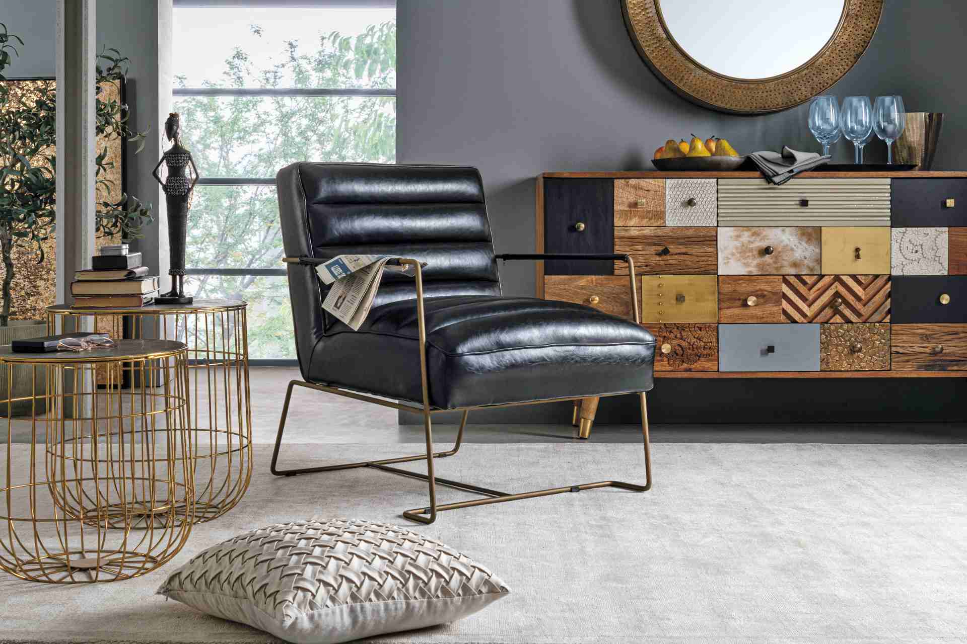 Der Sessel Brianna überzeugt mit seinem klassischen Design. Gefertigt wurde er aus Kunstleder, welches einen schwarzen Farbton besitzt. Das Gestell ist aus Metall und hat eine goldene Farbe. Der Sessel besitzt eine Sitzhöhe von 45 cm. Die Breite beträgt 6