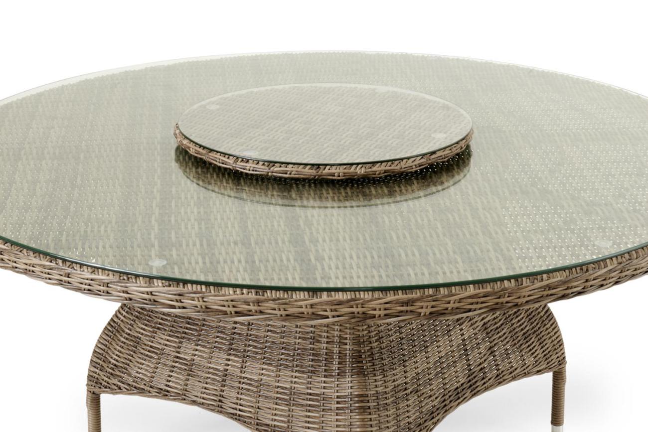 Der Gartenesstisch Ninja überzeugt mit seinem modernen Design. Gefertigt wurde die Tischplatte aus Glas. Das Gestell ist aus Rattan und hat eine braune Farbe. Der Tisch besitzt einen Durchmesser von 120 cm.
