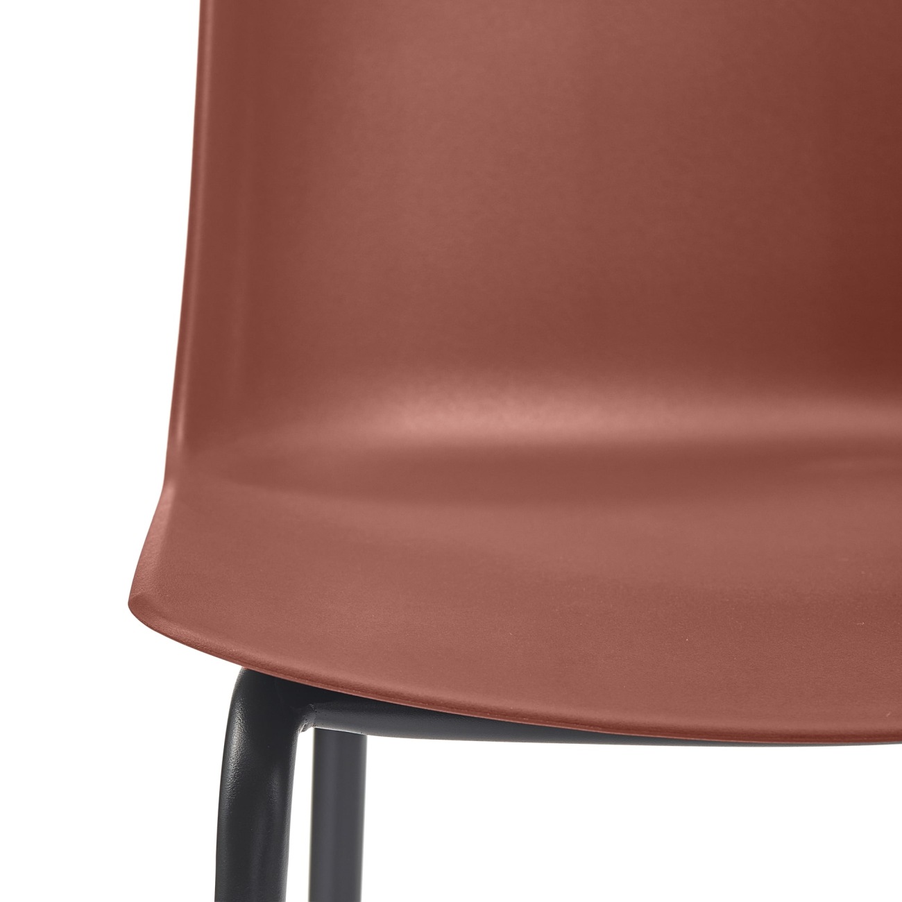 Der Gartenbarstuhl Guy überzeugt mit seinem modernen Design. Gefertigt wurde er aus Kunststoff, welcher einen roten Farbton besitzt. Das Gestell ist aus Metall und hat eine schwarze Farbe. Der Barstuhl besitzt eine Sitzhöhe von 74 cm.