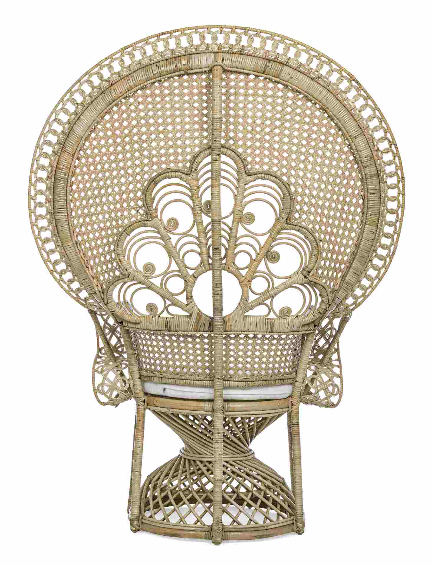 Der Sessel Peacock überzeugt mit seinem klassischen Design. Gefertigt wurde er aus Rattan, welches einen natürlichen Farbton besitzt. Das Gestell ist auch aus Rattan. Der Sessel besitzt eine Sitzhöhe von 47 cm. Die Breite beträgt 106 cm.